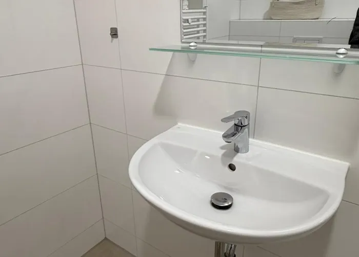 Apartament 4-zimmer-wohnung Mit Garten In Hamburg-wandsbek *